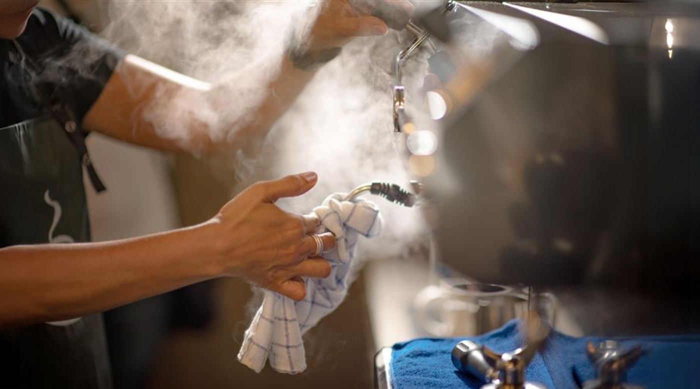 Kaffeemaschine reinigen – warum dein Kaffee trotzdem komisch schmeckt