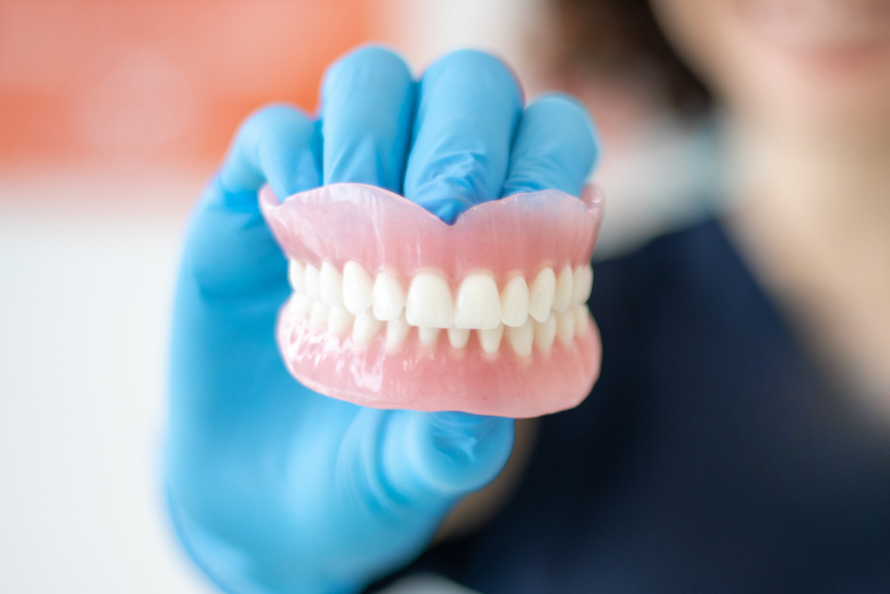 Zahnprothesen reinigen mit Ultraschall – Vorteile und Tipps