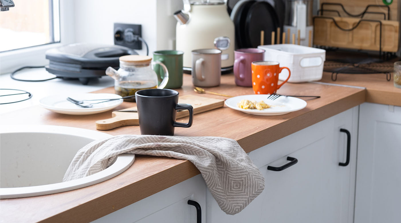 •	Haushaltsgegenstände auf Küchenarbeitsfläche