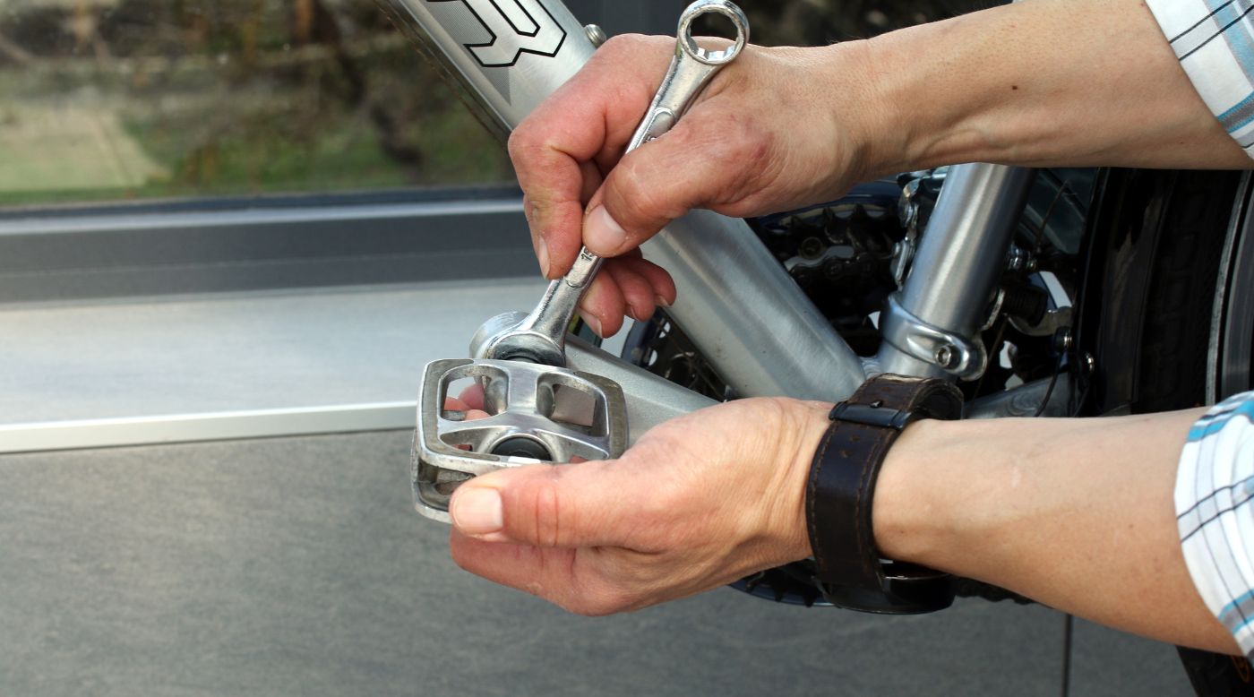 Verschmutztes Fahrradpedal mit Ablagerungen