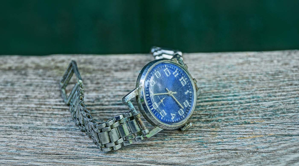 Deine Uhr glänzt, aber das Armband fühlt sich trotzdem schmierig an?