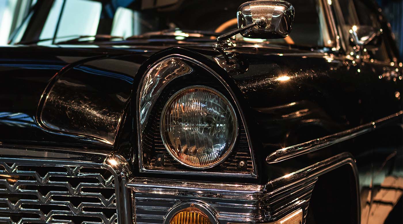 •	Oldtimer Restaurierung in Werkstattumgebung